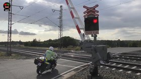 Policista přejel přes přejezd na červená světla.