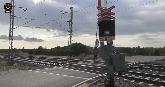 Policista přejel přes přejezd na červená světla.