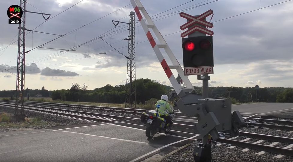 ...půl minuty poté jdou závory dolů a pod nimi stačí ještě projet policista...