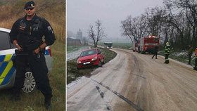 Červený hyundai skončil po nehodě na střeše, dvoučlenná posádka zůstala uvnitř uvězněná. Z vozu je vytáhl až policista Miroslav Burger.