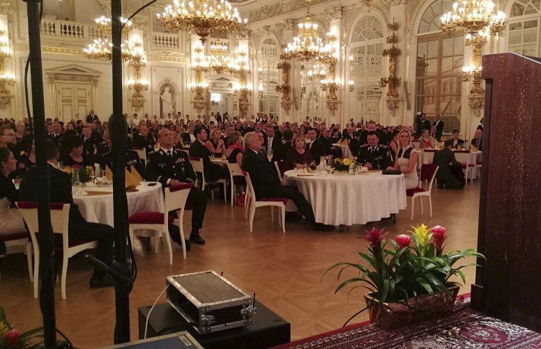 Policistou roku 2016 byl zvolen šéf pražského protidrogového, tleskala mu i Zemanová.