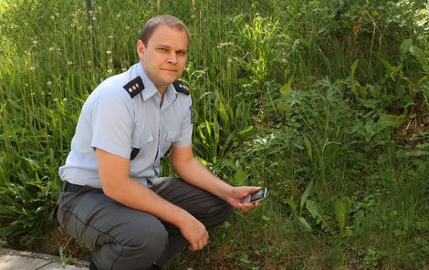 Policista Petr Vala ukazuje místo, kde našel mobil. Díky němu zachránil mladou ženu.