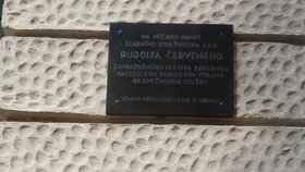 Pamětní deska připomíná příběh Rudolfa Červeného.