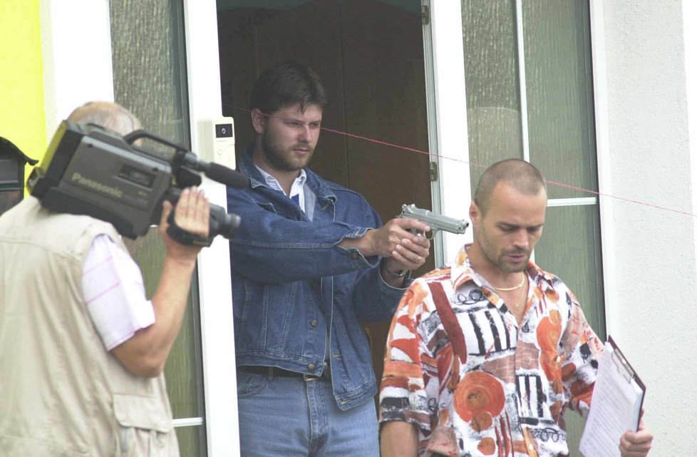 Policisté na Jůzu mířili pistolí, on byl ale rychlejší (foto z rekonstrukce).