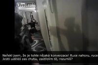 S pláčem prosil policistu o život, ten ho zabil. Ze střelby uniklo brutální video