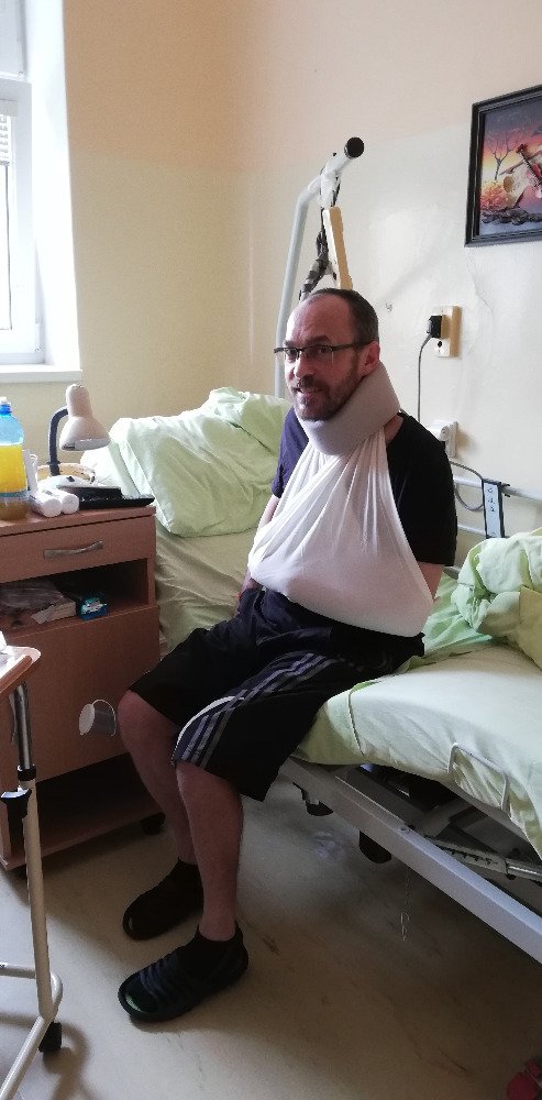 Policista Vladimír skončil po vážném pádu z lyží v nemocnici, má nehybnou levou ruku.