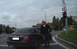 Policista Vladimír S. (53) vychází z auta s pistolí v ruce.