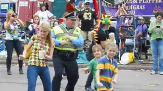 Policista z New Orleans rozjíždí na ulicích taneční kreace