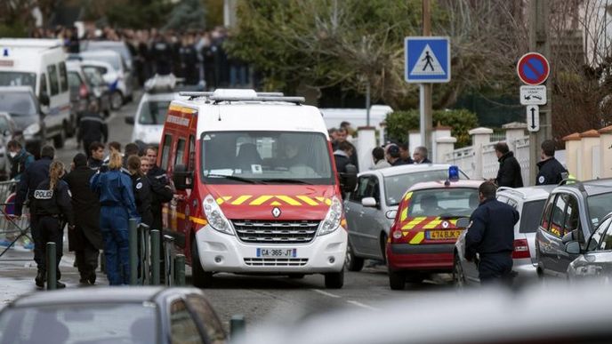 Policisté a záchranáři na místě střelby v Tolouse.