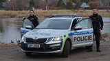 Pejskař (52) v Čelákovicích zkolaboval při venčení: Život mu zachránili policisté z Ostravy