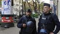 Policisté hlídají uzavřenou část bulváru Voltaire v centru Paříže, nedaleko klubu Bataclan, místa nejtragičtějších událostí páteční série teroristických útoků v centru francouzského hlavního města.
