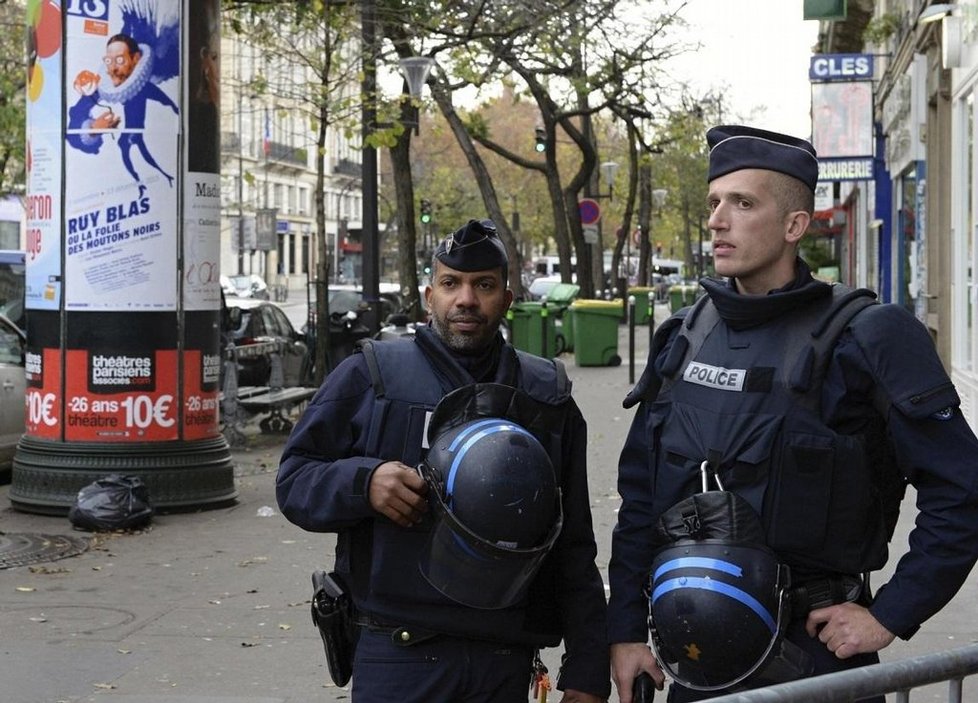 Policisté hlídají uzavřenou část bulváru Voltaire v centru Paříže, nedaleko klubu Bataclan, místa nejtragičtějších událostí páteční série teroristických útoků v centru francouzského hlavního města.