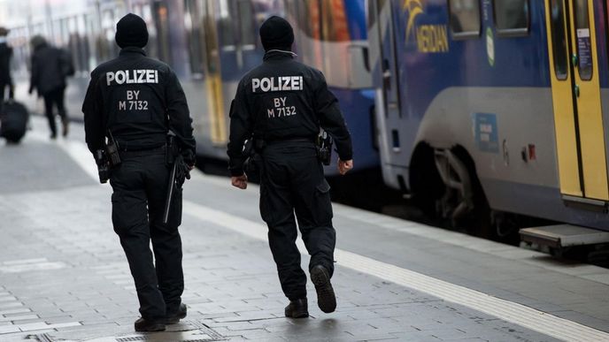 Policisté hlídkují na nádraží v Mnichově