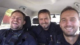 Kladno se má čím pochlubit. Trio fešáckých policajtů vyrazilo do služby a stovky žen do ulic. To bude pokut. Dojde i na pouta?