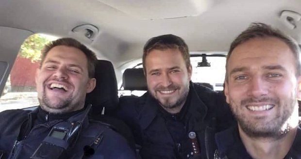 Pomáhat a vášnit! Fotka krásných policistů rozdivočila Češky