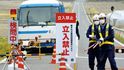 Policisté kontrolují,zda nikdo nevjíždído dvacetikilometrovéochranné zóny kolemelektrárny Fukušima