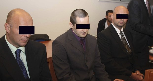 Bývalí policisté (zleva) Jiří Z., Petr K. a Roman L. se u brněnského soudu zodpovídají z mučení zatčeného muže.