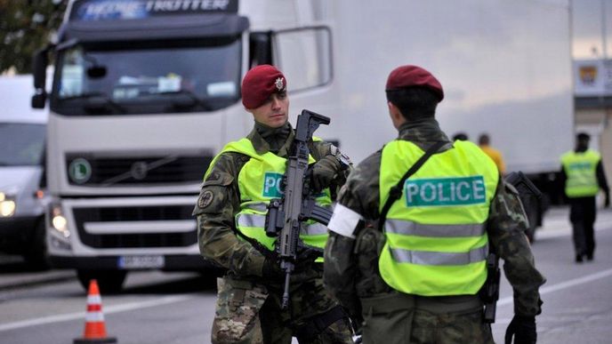 Policisté na hranici s Rakouskem