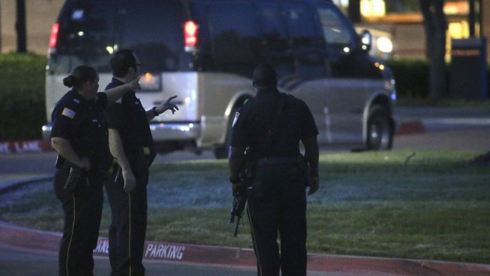 Policisté na místě střelby