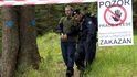 Policisté odvádějí ekologického aktivistu v šumavské lokalitě Na Ztraceném u Modravy, kde se lidé pokoušeli 26. července bránit kácení stromů napadených kůrovcem.