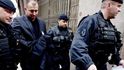Policisté odvádějí spoutaného advokáta Ivo Halu (druhý zleva) z policejního sídla na pražském Perštýně