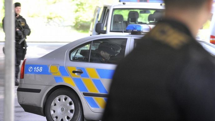 Policisté odvážejí od soudu v Ostravě do vazby bývalého ministra zemědělství Ivana Fuksu