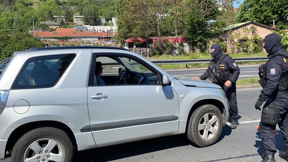 Řidička svým autem najížděla do policisty na Strakonické ulici.