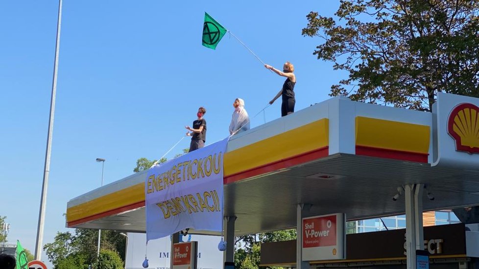 Aktivisté obsadili čerpací stanice Shell v Praze. Majitel benzinky s protesty souhlasil a nechal si demonstranty na střeše.