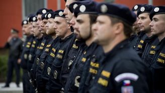 Čeští policisté vyrazili do Maďarska, pomůžou s ostrahou hranic