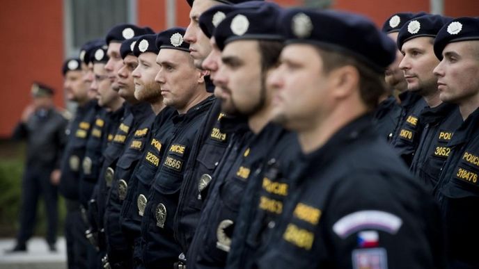 Policisté před cestou (do Maďarska)