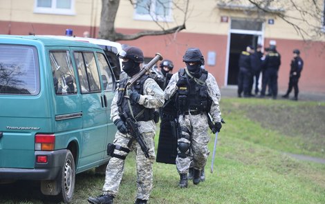 Policisté před domem, kde se senior zabarikádoval.