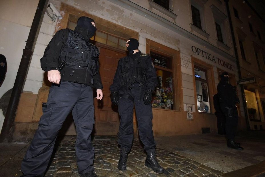 Policisté přivezli 13. října 2015 večer do Olomouce bývalého ministra vnitra Ivana Langera zadrženého v souvislosti se v údajné korupční kauze. Langer vešel v doprovodu detektivů do svého domu v centru města (na snímku). Langer nechtěl kauzu při vstupu do domu nijak komentovat. Dům v té chvíli střežilo šest policistů v kuklách.