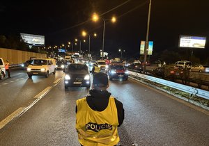 Noční zátah pražských policistů. Zkontrolovali 1050 aut, udělili pokuty za více než 100.000 Kč.