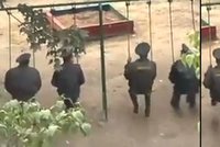 Ruští policisté ve službě: Houpali se na houpačce jako malé děti!