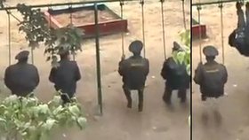 Hraví ruští policisté na houpačce.