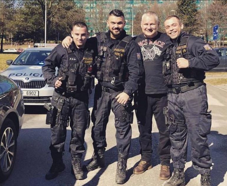 Nadřízení potrestali policisty, kteří se v Ostravě vyfotili s omilostněným dvojnásobným vrahem Jiřím Kajínkem (57) a snímek v březnu sdíleli na sociálních.