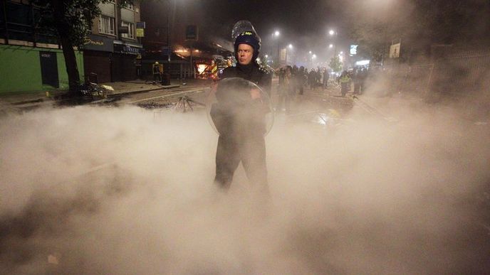 Policisté v ulicích Tottenhamu odhadují počet demonstrantů na 300