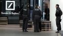 Policisté ve frankfurtském sídle Deutsche Bank
