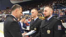 Policisty za záchranu dvou životů při požáru domu vyznamenal krajský policejní ředitel Tomáš Kužel.