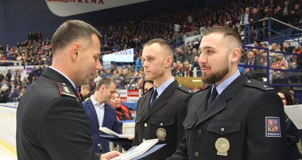 Policisty za záchranu dvou životů při požáru domu vyznamenal krajský policejní ředitel Tomáš Kužel.