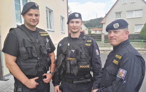 To jsou oni. Policisté (zleva) Tomáš Pěsta, Pavel Nečas a Josef Hron. Ještě před příjezdem hasičů vtrhli do bytu a snažili se rodinu zachránit.