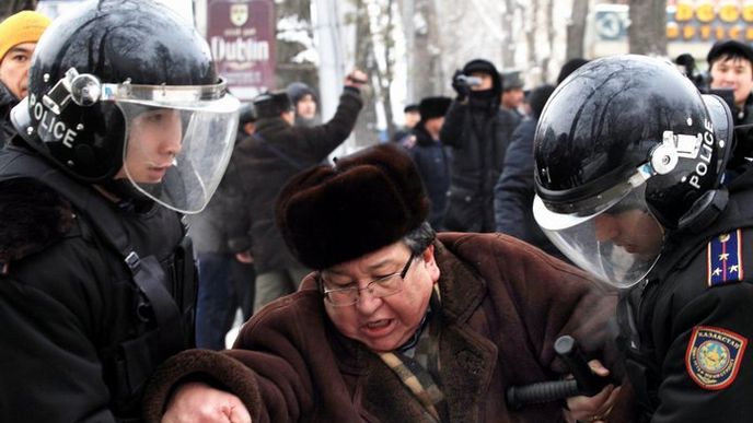 Policisté zatýkají protestujícího v hlavním městě Kazachstánu Almáty