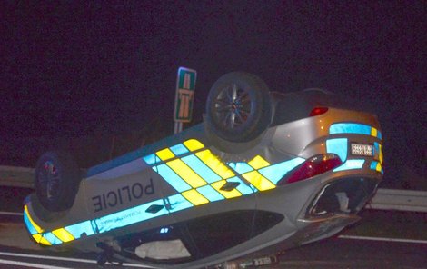 Na kruhovém objezdu u dálnice D5 v Nové Hospodě se převrátil policejní vůz.