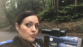 Policistka Anna si vášnivě fotí v práci selfie.