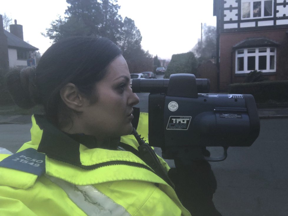 Policistka Anna si vášnivě fotí v práci selfie.