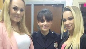 Sexy policajtka: Přes den honí zločince, v noci předvádí prádlo.