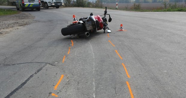 Motorkář vlétl mezi diváky závodu na Plzeňsku. Zranil čtyři muže