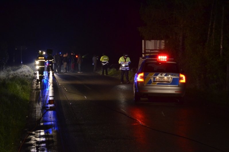 Řidič pronásledovaný policií  na Mělnicku srazil a těžce zranil policistku, která ho chtěla zastavit.