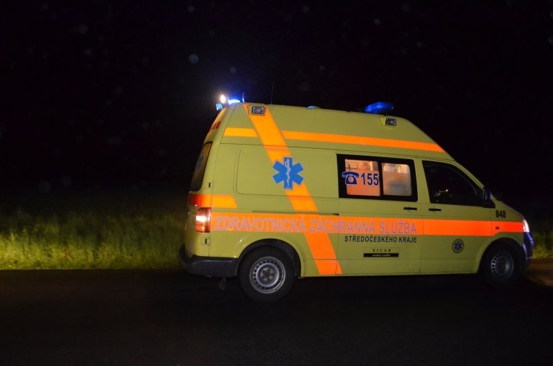 Záchranáři policistku se závažným poraněním hlavy a otevřenou zlomeninou holenní kosti přepravili do traumacentra pražské vinohradské nemocnice. Tam zraněním podlehla.