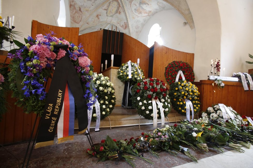 Smuteční věnec poslala i Vláda České republiky. Tu na pohřbu reprezentoval ministr vnitra Milan Chovanec
